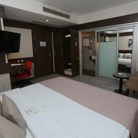 Wes Κοτζαελί